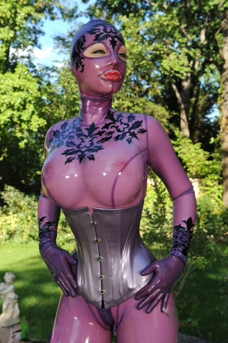 Latex Lucy perfekt modell bild